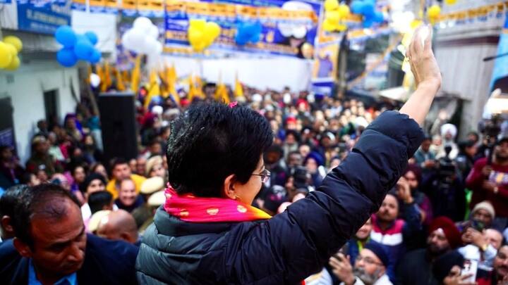 पदयात्रा के लिए आगे बढ़ने से पहले सीएम आतिशी ने सबसे पहले स्थानीय मंदिर में मत्था टेका और ईश्वर का आशीर्वाद दिया. वहीं मंदिर के महंत ने उन्हें टीका लगाकर चुनरी पहनाई और आशीर्वाद दिया. इस दौरान कई लोगों ने उन पर फूल भी बरसाए.