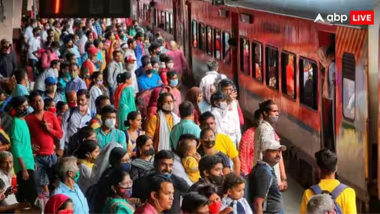 मुंबई लोकल में महिला डिब्बे में एक नग्न आदमी के घुसने से अफरा-तफरी, वीडियो सोशल मीडिया पर वायरल