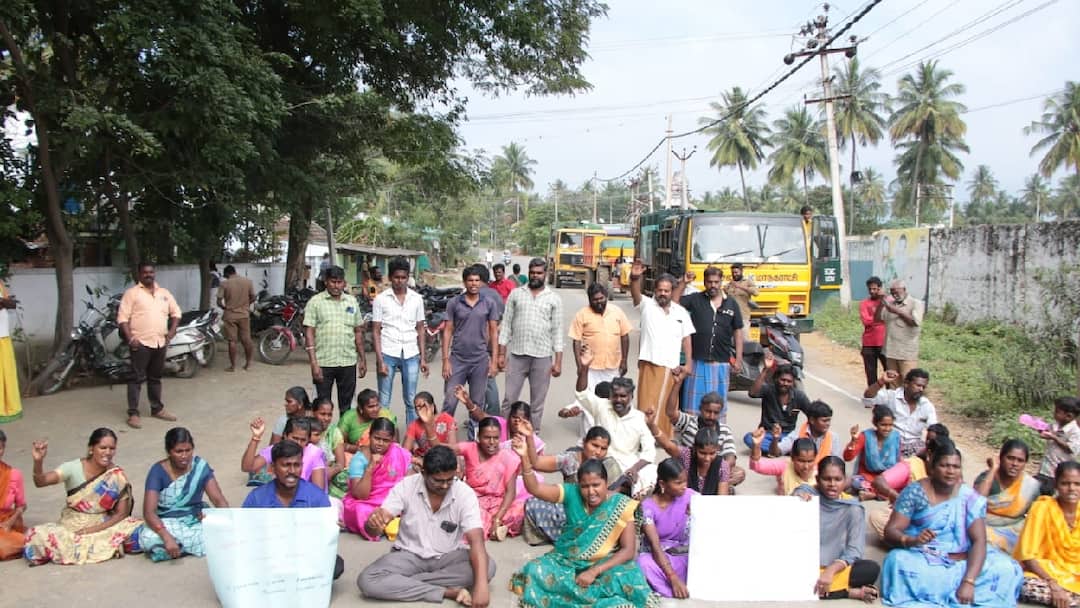 Head Master Transfer Issue: ‘சார் போகாதீங்க...’ - தலைமை ஆசிரியரை மாற்றக்கூடாது என பாசபோராட்டம் நடத்திய பெற்றோர்கள் Salem news parents protested against the change of the headmaster of the government school tnn Head Master Transfer Issue: ‘சார் போகாதீங்க...’ - தலைமை ஆசிரியரை மாற்றக்கூடாது என பாசபோராட்டம் நடத்திய பெற்றோர்கள்