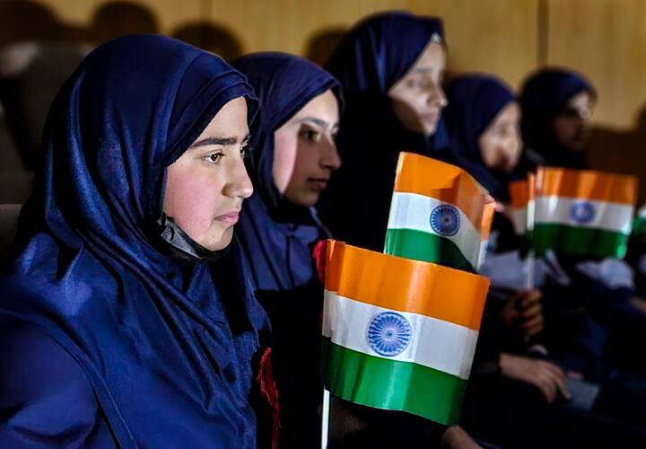 मन की बात कार्यक्रम के लिए पीएम मोदी रेडियो का सहारा लेते हैं, साथ ही इससे पहले लोगों को सुझाव भेजने के लिए भी कहा जाता है. जो सुझाव पीएम को पसंद आते हैं, उन्हें इस कार्यक्रम में शामिल किया जाता है.