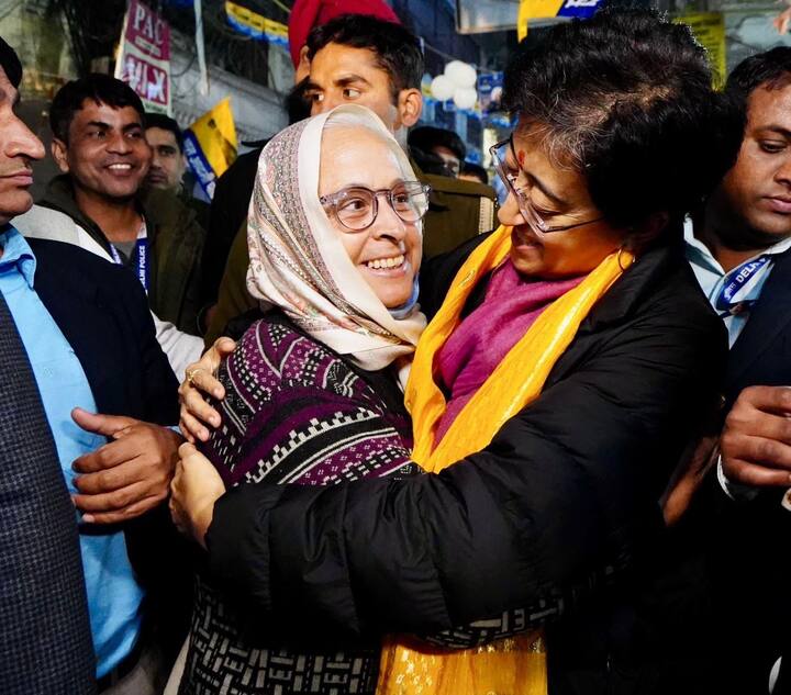 पांच साल से लगातार हमारे बिजली के बिल जीरो आ रहे हैं. आज दिल्ली देश का इकलौता शहर है, जहां 24 घंटे बिजली आती है. इस साल की भीषण गर्मी में भी जहां नोएडा, फरीदाबाद, गाजियाबाद और गुरुग्राम में 8.8 घंटे के पावर कट लग रहे थे, वहीं अरविंद केजरीवाल की दिल्ली में 24 घंटे बिजली आ रही थी. सीएम आतिशी ने कहा कि दिल्ली के सरकारी स्कूलों में बड़ा बदलाव आया.