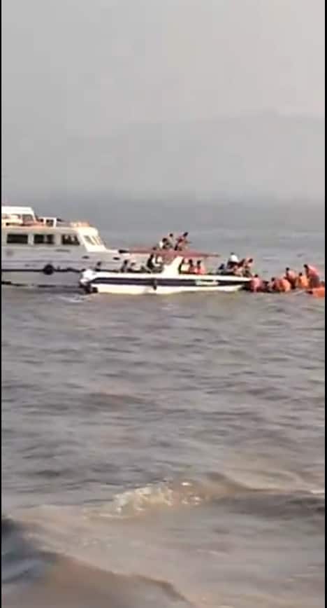 मुंबईतील गेटवे ऑफ इंडियाजवळील समुद्रात एक प्रवासी बोट बुडाल्याची माहिती समोर आली आहे.