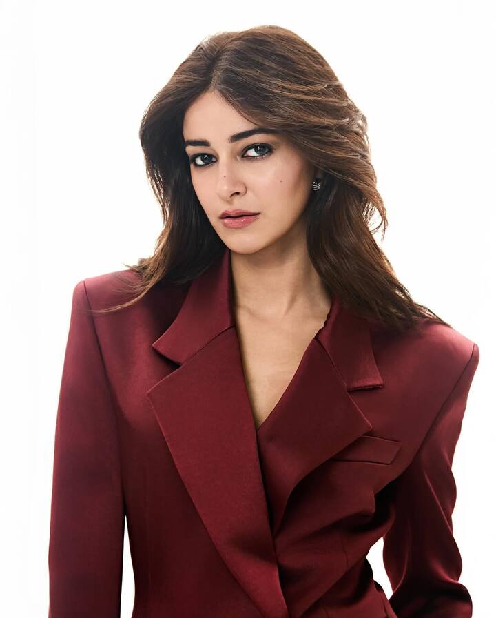 ఆఫీస్కి వెళ్లేవారు, కాలేజ్లో సెమినార్కి అటెండ్ అయ్యేవారు ఈ లుక్ని ట్రై చేయవచ్చు. మినిమల్ మేకప్ లుక్లో మీరు కూడా స్టైలిష్గా కనిపించవచ్చు. (Image Source : Instagram/Ananya Panday)