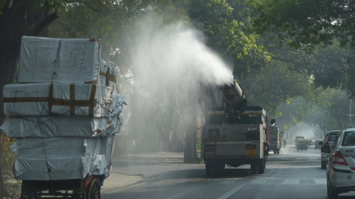 Delhi Pollution: सावधान! फिर गैस चैंबर में बदला दिल्ली-एनसीआर, AQI 700 के पार, ठंड से भी ठिठुरे लोग