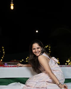 Anasuya Bharadwaj : అనసూయ సిగ్గుపడితే అందం కూడా అసూయ పడాల్సిందే.. మ్యాక్సీ డ్రెస్​లో ఎంత క్యూట్​గా ఉందో చూశారా?