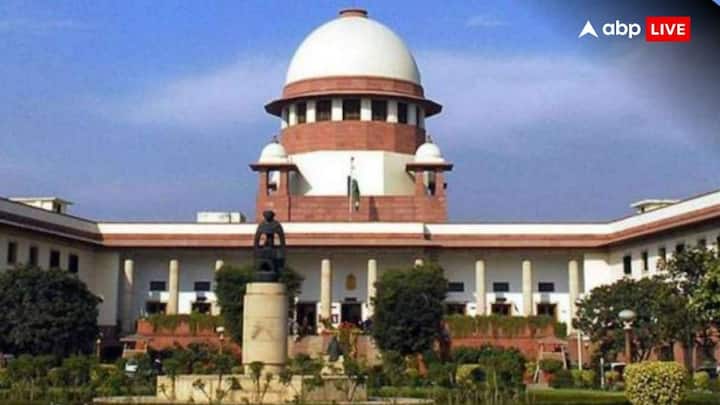 सुप्रीम कोर्ट में 31 जजों की नियुक्ति हो सकती है, लेकिन अभी 28 जज ही सेवा में हैं. जजों की नियुक्ति की प्रक्रिया को लेकर सरकार और सुप्रीम कोर्ट के बीच जो खींचतान चल रही है उससे मुस्लिम जजों की नियुक्ति में देरी हो सकती है.