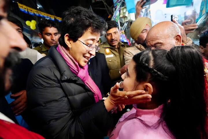आतिशी ने लोगों से कहा चुनाव जिता कर भेजोगे तो दिल्ली की हर महिला के खाते में हर महीने 2100 रुपए आएंगे. यह अरविंद केजरीवाल की गारंटी है. सीएम आतिशी ने कहा कि कई बार लोग कहते हैं कि अरविंद केजरीवाल सब महिलाओं के लिए ही क्यों करते हैं? वह इसलिए करते हैं, क्योंकि महिलाएं ज्यादा समझदार होती हैं. अरविंद केजरीवाल महिलाओं का दर्द समझते हैं. किसी भी उम्र की महिला को अपने छोटे.मोटे खर्चों के लिए भी किसी न किसी पुरुष के सामने हाथ फैलाने पड़ते हैं. 