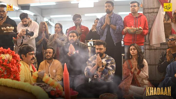 দেব লিখছেন, 'কিন্তু বাংলায় অন্যান্য ভাষার ছবির জন্য 'খাদান' পর্যাপ্ত প্রেক্ষাগৃহ পাচ্ছে না।'