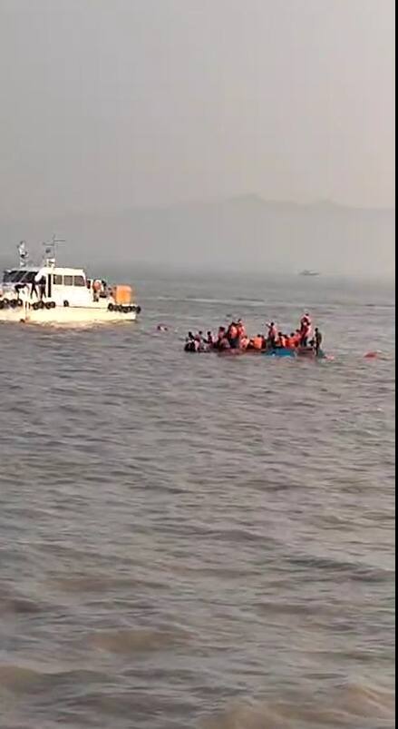 एका स्पीड बोटने या प्रवासी बोटीला धडक दिल्याचं समोर आलं आहे.