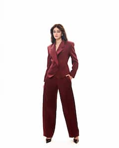 Ananya Pandey : చెర్రీ కలర్ బ్లేజర్​లో మెరిసిపోతున్న అనన్య పాండే.. న్యూ లుక్​లో స్టైలిష్​గా ఉంది కదూ