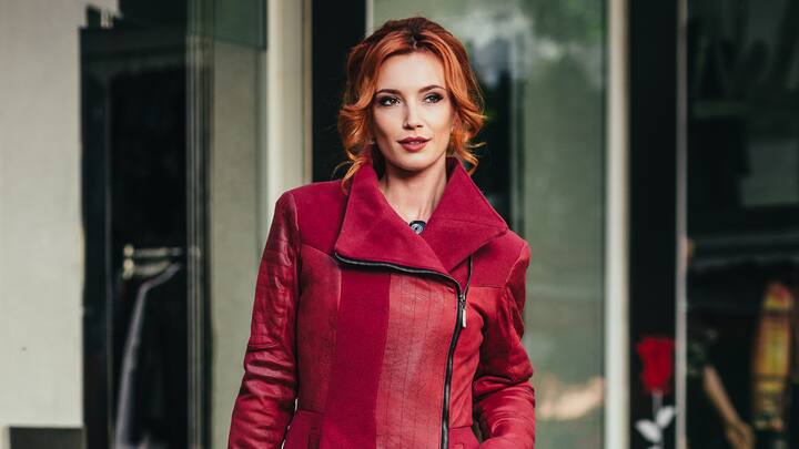Traditional Christmas Colours: Iconic red and green creates a beautiful festive look that you need, or you may take the subtle route and go with black pants, a button-down shirt, and a sweater; with some gold accessories and boots, finish the look to stay toasty and stylish. (Image source: Canva)