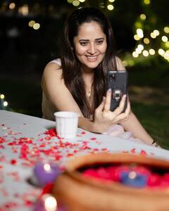 Anasuya Bharadwaj : అనసూయ సిగ్గుపడితే అందం కూడా అసూయ పడాల్సిందే.. మ్యాక్సీ డ్రెస్​లో ఎంత క్యూట్​గా ఉందో చూశారా?