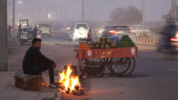 IMD Weather Forecast: उत्तर भारत समेत देश के कई राज्यों में तापमान गिरने लगा है, जिससे ठंड काफ बढ़ गया है. जम्मू-कश्मीर के कई हिस्सों में पारा माइनस से नीचे चल रहा है.