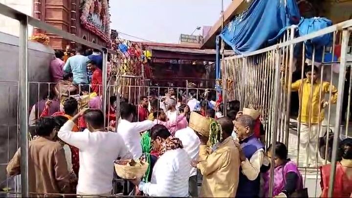 এবার থেকে তারাপীঠের মন্দিরে মোবাইল ফোন নিয়ে ঢোকা যাবে না। জারি করা হল নতুন নির্দেশিকা। মায়ের দর্শনের জন্য চালু করা হচ্ছে একাধিক কড়া নিয়ম। পুণ্যার্থীদের সুবিধার কথা মাথায় রেখেই পদক্ষেপ বলে দাবি করেছে মন্দির কর্তৃপক্ষ।