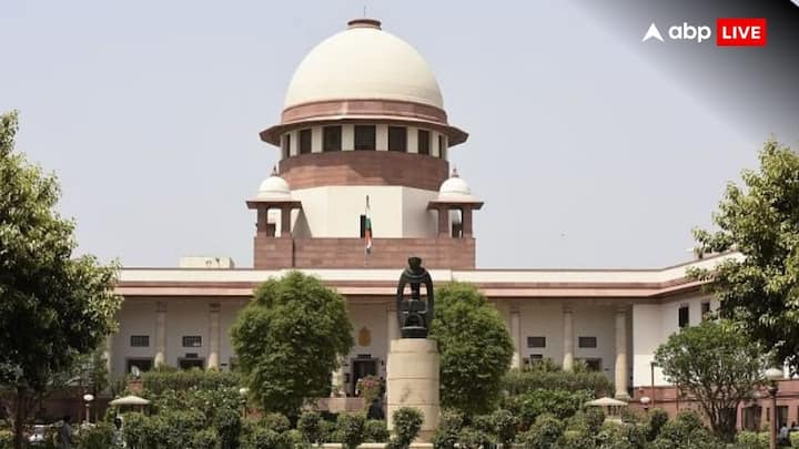 सुप्रीम कोर्ट में सेवा देने वाले 196 सेवानिवृत्त और 28 वर्तमान न्यायाधीशों और मुख्य न्यायाधीशों में से 7.5 प्रतिशत मुस्लिम रहे हैं. इनमें से चार एम हिदायतुल्लाह, एम हमीदुल्लाह बेग, ए एम अहमदी और अल्तमस कबीर सीजेआई बने. सुप्रीम कोर्ट की पहली महिला न्यायाधीश न्यायमूर्ति एम फातिमा बीवी मुस्लिम थीं.