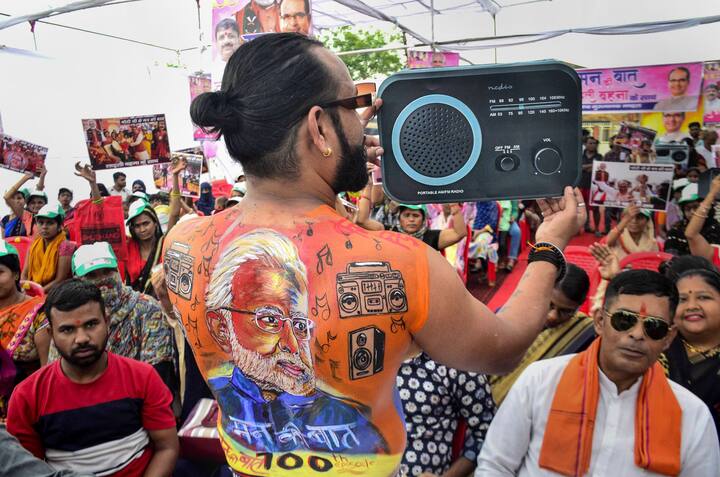 पीएम मोदी की इस मन की बात को सुनने के लिए गांव-कस्बों में लोग जमा होते हैं और सुनते हैं कि प्रधानमंत्री किस मुद्दे पर बातचीत कर रहे हैं.