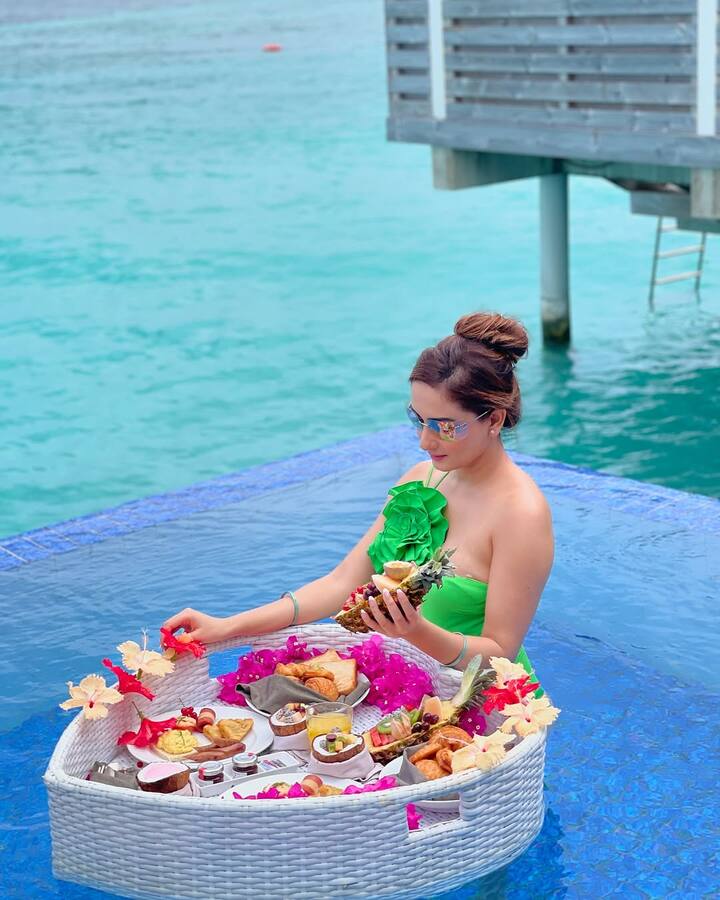 તે મોટાભાગે સ્ક્રીન પર સિમ્પલ અને ટ્રેડિશનલ લુકમાં જોવા મળી હતી. પરંતુ રિયલ લાઈફમાં તે ખૂબ જ મોડર્ન છે અને તેના બિકીની ફોટોઝ દ્વારા ઈન્ટરનેટ પર ધમાલ મચાવે છે.