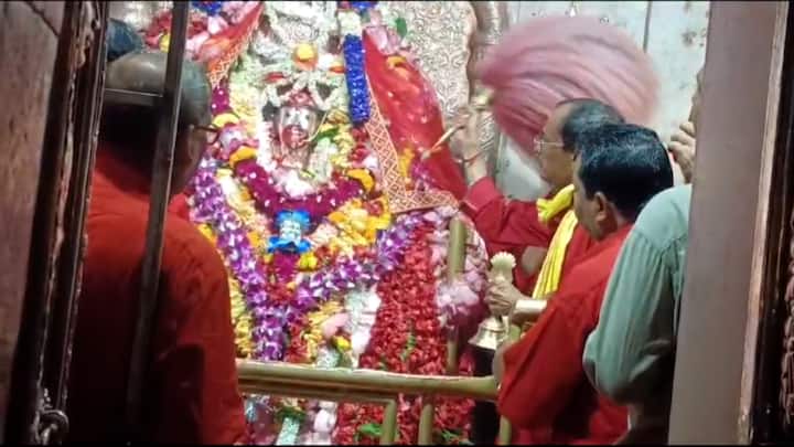 মন্দির কর্তৃপক্ষ বিজ্ঞপ্তি দিয়ে জানিয়ে দিয়েছে, এবার থেকে মন্দিরে মোবাইল ফোন নিয়ে ঢোকা নিষিদ্ধ। তারাপীঠের মন্দিরের সিকিউরিটি অফিসে ফোন জমা রেখে তবেই ভিতরে প্রবেশ করতে পারবেন ভক্তরা।