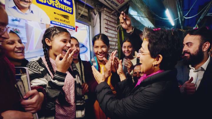 तिलक नगर में पदयात्रा के दौरान आतिशी ने कहा कि पूर्व सीएम अरविंद केजरीवाल हमेशा इस बात का जिक्र करते रहते हैं कि दिल्ली की हर महिला को 2100 रुपए महीना देना है. ताकि हमारी माताएं-बहनें सशक्त बन सकें.