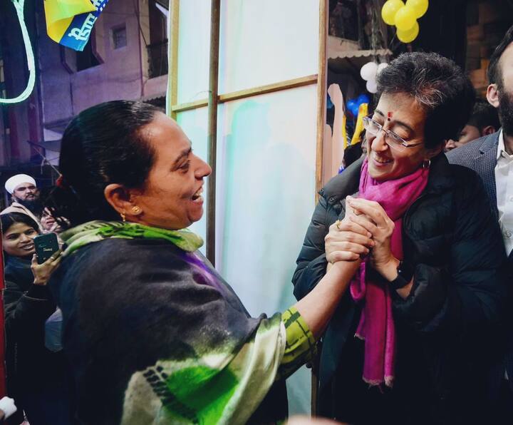 आज सरकारी स्कूल प्राइवेट स्कूलों से आगे निकल गए हैं. आज हमारे सरकारी स्कूलों के बच्चे जेईई-नीट की परीक्षा पास कर आईआईटी और मौलाना आजाद मेडिकल कॉलेज जैसे प्रतिष्ठित संस्थानों में एडमिशन ले रहे हैं. यह सब अरविंद केजरीवाल और आम आदमी पार्टी की वजह से संभव हो पाया है.