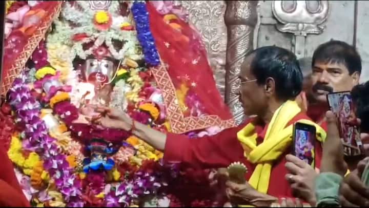 এখন আর গর্ভগৃহে আর নিয়ে যাওয়া যাবে না অগরু ও আলতা-সিঁদুর। পুণ্যার্থীরা মায়ের চরণ স্পর্শ করতে পারলেও, পুজোর উপকরণ তারা মাকে অর্পণ করতে হবে সেবায়েতের মাধ্যমে।