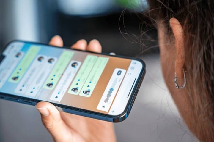 વૉઇસ મેસેજ ટ્રાન્સક્રિપ્શન - વૉટ્સએપમાં વૉઈસ મેસેજ માટે ટ્રાન્સક્રિપ્શન ફિચર ઉમેરવામાં આવ્યું છે. આ ફિચર દ્વારા યૂઝર્સ મેળવનારા તેમને મોકલવામાં આવેલ વૉઈસ મેસેજ વાંચી શકે છે. યૂઝર્સ તેમની પસંદગીની ભાષામાં વૉઇસ મેસેજો વાંચી શકે છે.