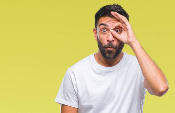 जर तुम्ही आंघोळीसाठी कोमट पाण्याचा वापर करत असाल तर पहिल्यांदा कोमट पाण्याने डोळे स्वच्छ करा, पण हे एक-दोन वेळा करा त्याहून जास्त वेळ करू नका.(Image Source - istock)