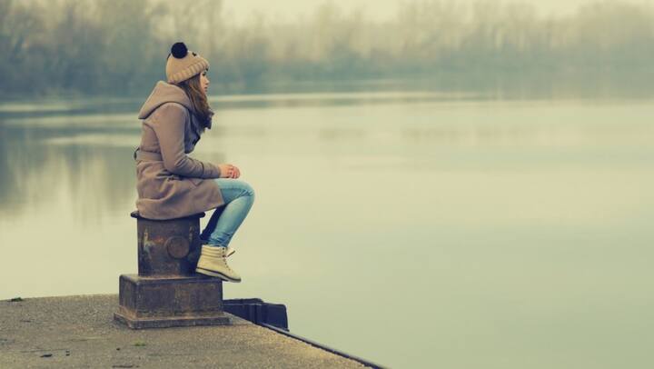 मूलांक 8 असणाऱ्या लोकांचा स्वभाव फार शांत आणि गंभीर असतो. हे लोक एकांतात राहणं पसंत करतात.