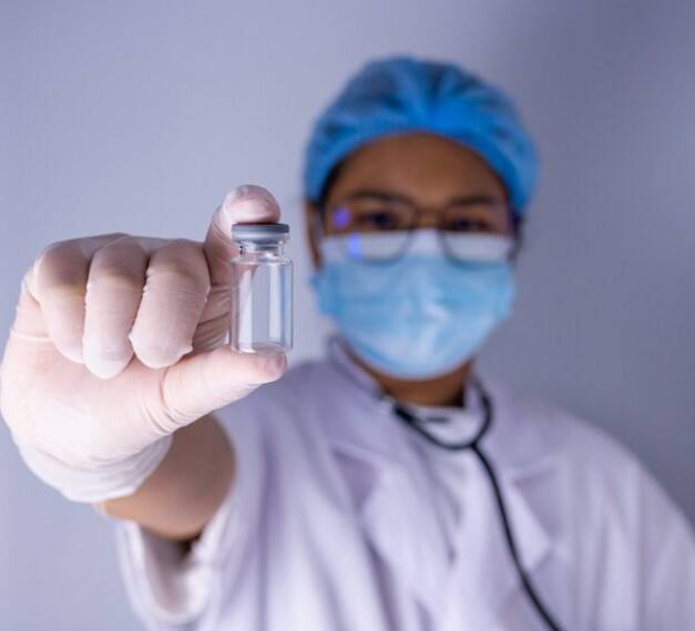 ਰੂਸ ਦੇ ਸਿਹਤ ਮੰਤਰਾਲੇ ਦੇ ਰੇਡੀਓਲੋਜੀ ਮੈਡੀਕਲ ਰਿਸਰਚ ਸੈਂਟਰ ਦੇ ਡਾਇਰੈਕਟਰ ਆਂਦਰੇਈ ਕਾਪ੍ਰਿਨ ਨੇ ਕਿਹਾ ਕਿ ਉਨ੍ਹਾਂ ਦੀ ਐਮਆਰਐਨਏ ਵੈਕਸੀਨ ਬਣਾਈ ਗਈ ਹੈ, ਜੋ ਇਸ ਸਦੀ ਦੀ ਸਭ ਤੋਂ ਵੱਡੀ ਖੋਜ ਹੈ।