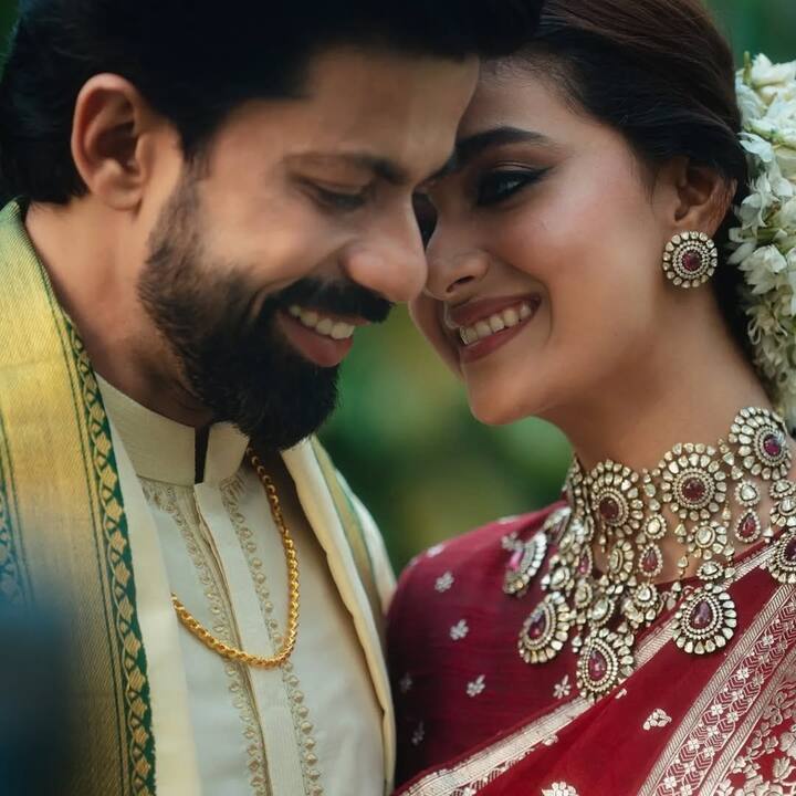 பிரமாண்டமாக நடந்த கீர்த்தி சுரேஷ் மற்றும் ஆண்டனி தட்டில் திருமண நிகழ்ச்சியில், நடிகர் விஜய், இயக்குநர் அட்லீ, நடிகர் நானி, நடிகை திரிஷா, கல்யாணி பிரியதர்ஷன், விஜய் டிவி டிடி, என்று ஏராளமான பிரபலங்கள் கலந்து கொண்டனர்.