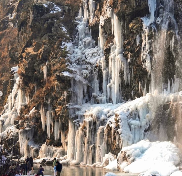 ਇਨ੍ਹਾਂ ਖੇਤਰਾਂ ਵਿੱਚ ਸ਼ੀਤ ਲਹਿਰ ਵਧਾਏਗੀ ਮੁਸ਼ਕਲਾਂ   ਭਾਰਤੀ ਮੌਸਮ ਵਿਭਾਗ ਅਨੁਸਾਰ ਉੱਤਰੀ ਭਾਰਤ ਵਿੱਚ ਅਗਲੇ ਕੁਝ ਦਿਨਾਂ ਤੱਕ ਸੀਤ ਲਹਿਰ ਜਾਰੀ ਰਹੇਗੀ। ਇਨ੍ਹਾਂ ਵਿੱਚ ਹਰਿਆਣਾ, ਪੰਜਾਬ, ਚੰਡੀਗੜ੍ਹ, ਦਿੱਲੀ, ਉੱਤਰ ਪ੍ਰਦੇਸ਼ ਦੇ ਨਾਲ-ਨਾਲ ਰਾਜਸਥਾਨ ਦੇ ਕਈ ਇਲਾਕੇ ਸ਼ਾਮਲ ਹਨ। ਪੱਛਮੀ ਅਤੇ ਪੂਰਬੀ ਉੱਤਰ ਪ੍ਰਦੇਸ਼ ਵਿੱਚ ਸੰਘਣੀ ਧੁੰਦ ਅਤੇ ਧੁੰਦ ਵੀ ਲੋਕਾਂ ਲਈ ਮੁਸ਼ਕਲਾਂ ਵਧਾ ਸਕਦੀ ਹੈ। ਅਜਿਹੇ 'ਚ ਲੋਕਾਂ ਨੂੰ ਜ਼ਰੂਰੀ ਨਾ ਹੋਣ ਤੱਕ ਘਰੋਂ ਬਾਹਰ ਨਾ ਨਿਕਲਣ ਦੀ ਹਦਾਇਤ ਕੀਤੀ ਗਈ ਹੈ। ਖਾਸ ਕਰਕੇ ਦੇਰ ਰਾਤ ਅਤੇ ਤੜਕੇ ਬਾਹਰ ਨਿਕਲਣ ਤੋਂ ਪਰਹੇਜ਼ ਕਰੋ ਕਿਉਂਕਿ ਇਸ ਦੌਰਾਨ ਹਾਦਸਿਆਂ ਦੀ ਸੰਭਾਵਨਾ ਵੱਧ ਜਾਂਦੀ ਹੈ। ਦੱਸ ਦਈਏ ਕਿ ਐਕਸਪ੍ਰੈਸ ਵੇਅ 'ਤੇ ਵਾਹਨਾਂ ਦੀ ਸਪੀਡ ਲਿਮਟ ਵੀ ਘਟਾ ਦਿੱਤੀ ਗਈ ਹੈ।