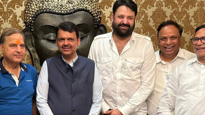 कंबोज पिछले कुछ सालों में फडणवीस के और करीब आ गए हैं. जब एकनाथ शिंदे ने शिवसेना के खिलाफ बगावत की, तो कंबोज बागी विधायकों के साथ गुजरात और असम जाते देखे गए. एमवीए शासन के दौरान, वे अक्सर सोशल मीडिया पर उद्धव ठाकरे पर निशाना साधते थे.