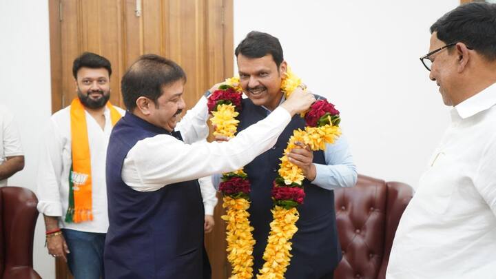 . प्रसाद लाड की फडणवीस से नजदीकी का अंदाजा इसी बात से लगाया जा सकता है कि 2017 में भाजपा में शामिल होने के एक साल बाद ही उन्हें कई वरिष्ठ नेताओं को दरकिनार करते हुए एमएलसी चुनाव के लिए पार्टी का उम्मीदवार चुना गया. पहले एनसीपी में नेता रहे लाड ने 2017 में एमएलसी सीट जीतने से पहले दो चुनाव लड़े, कथित तौर पर एनसीपी और कांग्रेस विधायकों के क्रॉस-वोट के साथ, जिन्हें कथित तौर पर भाजपा द्वारा मैनेज किया गया था। उन्हें 2022 में एमएलसी के रूप में फिर से चुना गया.
