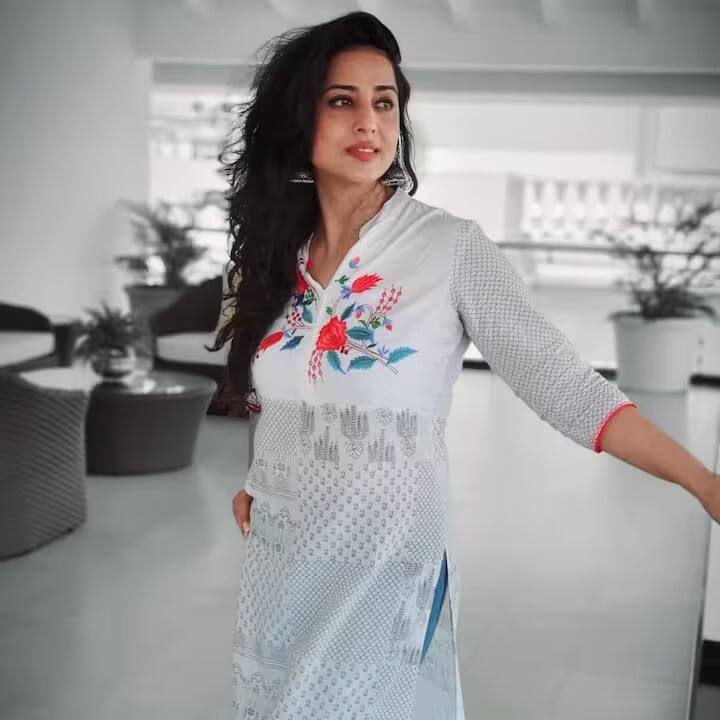 खरं तर, आम्ही बोलत आहोत हिंदी आणि पंजाबी चित्रपटांमध्ये आपल्या अदांनी घायाळ करणारी प्रसिद्ध अभिनेत्री माही गिलबाबत. बॉलिवूडमध्ये येण्यापूर्वी माही गिल लष्करात काम करत होती. माहीनं आर्मीची नोकरी सोडली आणि नंतर तिला पंजाबी चित्रपटांमध्ये ब्रेक मिळाला, त्यानंतर माहीनं कधीच मागे वळून पाहिलं नाही.