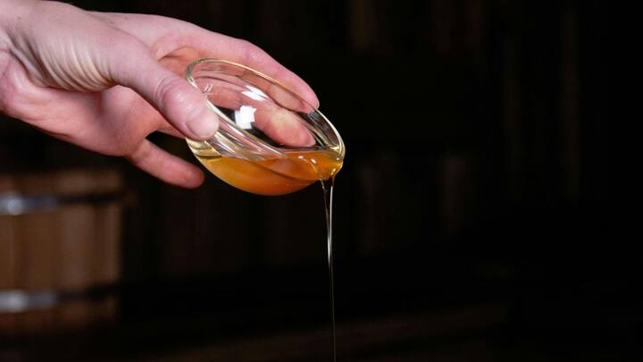 ছবি সূত্র- পিক্সেলস। শীতের দিনে তেল মালিশ করলে অনেক উপকার পাবেন আপনি। সপ্তাহে এক থেকে দু'দিন তেল মালিশ করতে পারেন আপনি। রোজ মালিশ করলে আবার হিতে বিপরীত হতে পারে।