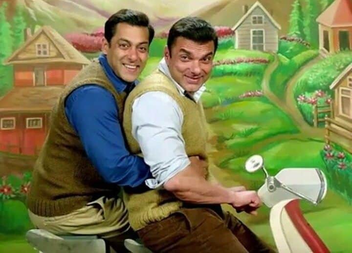 सोहेल खान डायरेक्टर बनना चाहते थे और उन्होंने अपने भाई सलमान खान की फिल्म ‘प्यार किया तो डरना क्या’ डायरेक्ट की थी. ये फिल्म ना सिर्फ हिट हुई थी बल्कि इसकी स्टोरी और सौहेल के काम को भी तारीफ मिली थी. लेकिन फैमिली प्रेशर में सोहेल खान एक्टिंग में उतर गए.