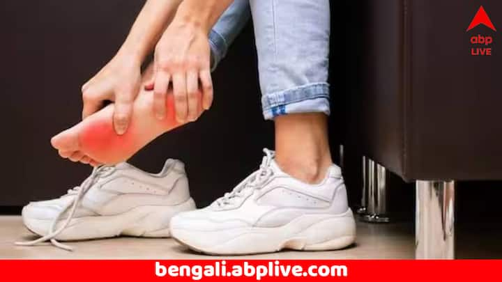 Shoes can cause illness: জুতোর কারণেও আপনার শরীরে নানা ধরনের সমস্যা হতে পারে, জানেন ? জুতোর কারণেই বাড়তে পারে আর্থ্রাইটিস, হাঁটুর সমস্যা, ফ্ল্যাটফিটের মত সমস্যাগুলি।