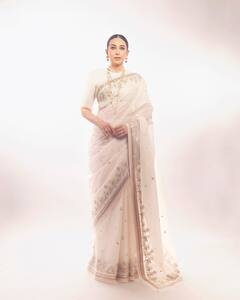 Karishma kapoor: अभिनेत्री करिष्मा कपूरचा रॉयल लूक; पांढऱ्या साडीत दिसतेय खूपच सुंदर!