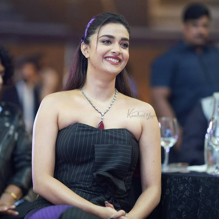 மேலும் இதுவரை கீர்த்தி சுரேஷ் தமிழில் 3 கோடி மட்டுமே அதிக பச்சமாக சம்பளம் பெற்ற நிலையில், ஹிந்தியில் நடித்துள்ள 'பேபி ஜான்' படத்திற்கு, 4 முதல் 6 கோடி வரை சம்பளமாக பெற்றுள்ளதாக கூறப்படுகிறது. ரூ.85 கோடி பட்ஜெட்டில் எடுக்கப்பட்ட இந்தப் படம் வரும் 25 ஆம் தேதி உலகம் முழுவதும் வெளியாக இருக்கிறது என்பது குறிப்பிடத்தக்கது.