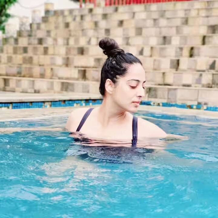 माहीचा जन्म चंदीगडमधील जमीनदार कुटुंबात झाला होता आणि तिचे आई-वडील दोघेही नोकरदार होते. वडील सरकारी अधिकारी आणि आई कॉलेज लेक्चरर म्हणून काम करत होती. कॉलेजमध्ये असताना माही एनसीसीमध्ये दाखल झाली, ज्यामुळे तिला सैन्यात नोकरी मिळाली. सैन्यात निवड झाल्यानंतर माही बराच काळ लष्कराचा भाग होती.