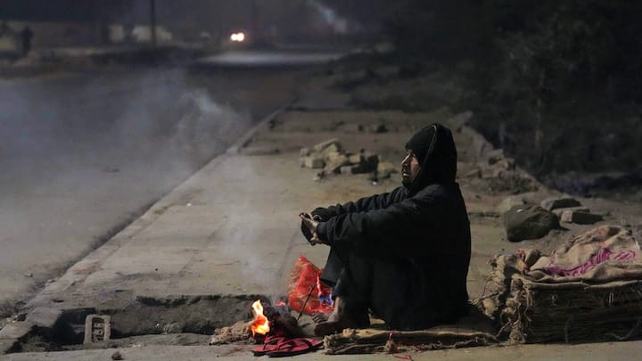 Weather Forecast: दिल्ली-NCR, उत्तर प्रदेश, राजस्थान समेत देश के कई हिस्सों में शीत लहर की स्थिति बनी हुई है. मौसम विभाग की मानें तो आने वाले कुछ दिनों तक इससे राहत मिलने की संभावना नहीं है.