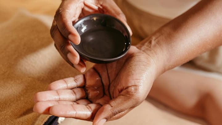 Oil Massage in Winter: শীতের দিনে খাঁটি তেল দিয়ে মালিশ করলে আপনার শরীরের রোগ প্রতিরোধ ক্ষমতা অর্থাৎ ইমিউনিটি বৃদ্ধি করতে সাহায্য করে। তাই সহজে অসুস্থ হবেন না আপনি।