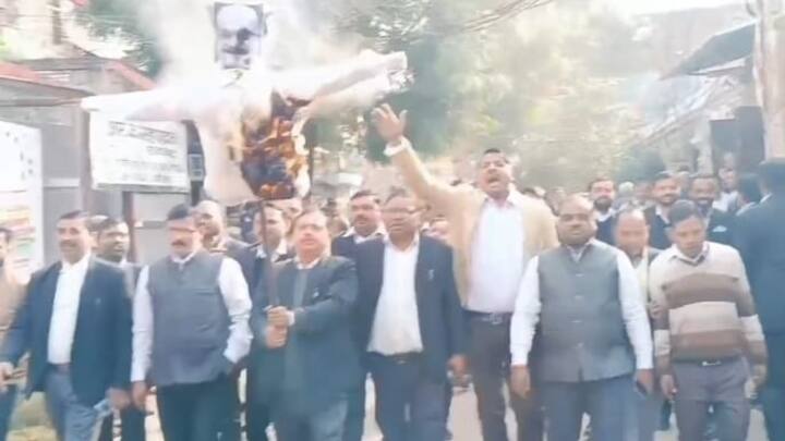 अमित शाह के एक बयान ने राजनैतिक गलियारे के साथ पूरे देश में संविधान को मानने वालों को ठेस पहुंचा दी है, फिर चाहे वो विपक्ष हो ,दलित हो या फिर इंसाफ दिलाने वाले कानून के जानकार वकील वर्ग सभी में अब गृहमंत्री अमित शाह के बयान को लेकर गुस्सा दिखाई दे रहा रहा है.