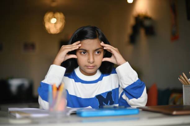 या ऋतूमध्ये लोकांना जास्त वेळ झोपायला आवडते. स्क्रीन टाइम वाढतो, त्यामुळे तो कमी करण्यासाठी 20-20-20 नियमांचे पालन करा. दर 20 मिनिटांनी, किमान 20 सेकंदांसाठी स्क्रीनपासून लांब राहा आणि 20 फूट दूर काहीतरी पहा.(Image Source - istock)