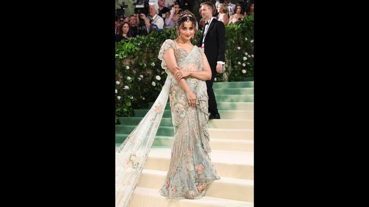 3. Alia Bhatt: Alia Bhatt looked ethereal in her delicately embroidered floral saree. Her soft pastel tones and beautifully crafted accessories made her look breathtaking. Alia's outfit beatifully fuses Indian aesthetics with a contemporary charm. (Image Source: Twitter/@dianalunareja)