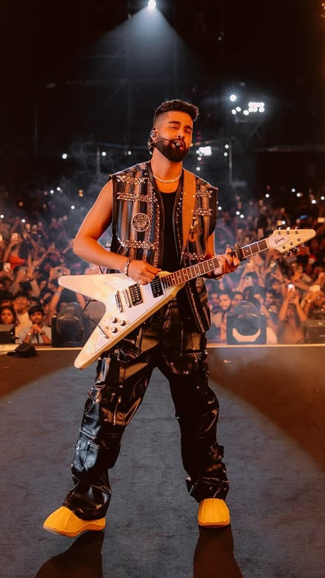 यूट्यूबर एल्विश यादव से पहले इन सितारों पर हुई ताबड़तोड़ फायरिंग, एक ने तो गंवाई जान
