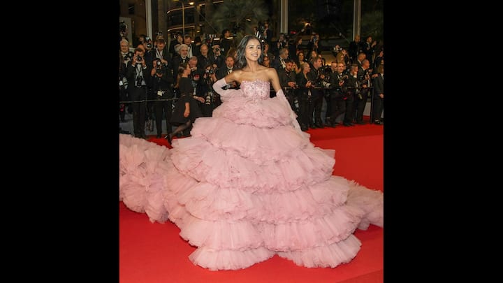 4. Nancy Tyagi: Nancy Tyagi took the internet by storm in her self-made masterpiece, a breathtaking pastel gown with cascading ruffles. The voluminous, strapless design exuded elegance and grace, making her look effortlessly ethereal and leaving a lasting impression on all. (Image Source: Twitter/@cafewindows)
