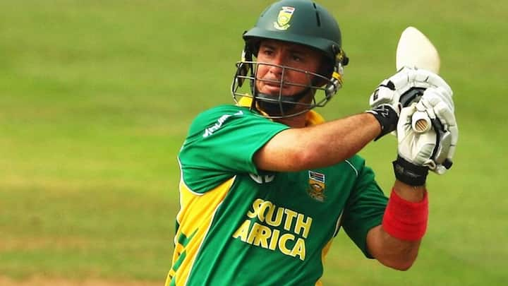 Herschelle Gibbs: दक्षिण अफ्रीका के बल्लेबाज हर्शल गिब्स ने 2006 में ऑस्ट्रेलिया के खिलाफ खेले गए एक वनडे मुकाबले में नशे में रहते हुए 175 रनों की शानदार पारी खेलकर टीम को जीत दिलाई थी.