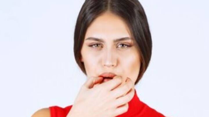 অনেকেরই ঝাল খেলেই হেঁচকি ওঠে। এমনকি জল খেয়েও ঠিক হয় না তা।