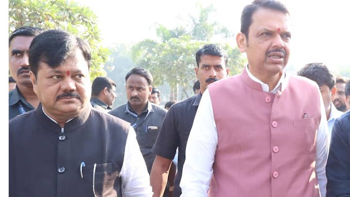 फडणवीस से दरेकर की निकटता तब स्पष्ट हुई जब दरेकर के नेतृत्व वाले मुंबई सहकारी बैंक को मुंबई में एक प्रमुख भूखंड आवंटित किया गया. वे फडणवीस के समर्थन में मुखर हैं और अक्सर टेलीविजन बहसों में उनका बचाव और प्रशंसा करते देखे जाते हैं.